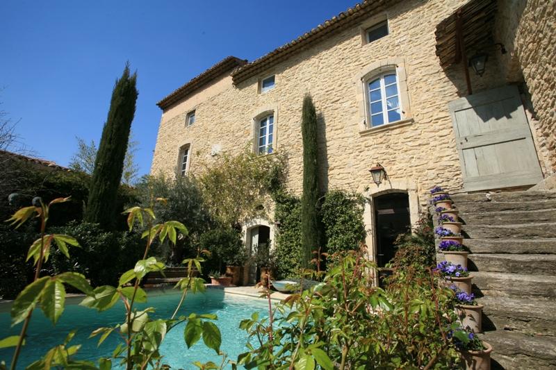 Luberon, exceptional village house with an enclosed inner courtyard and a pool